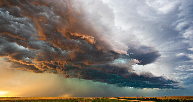 Sturmwolken über einem Feld