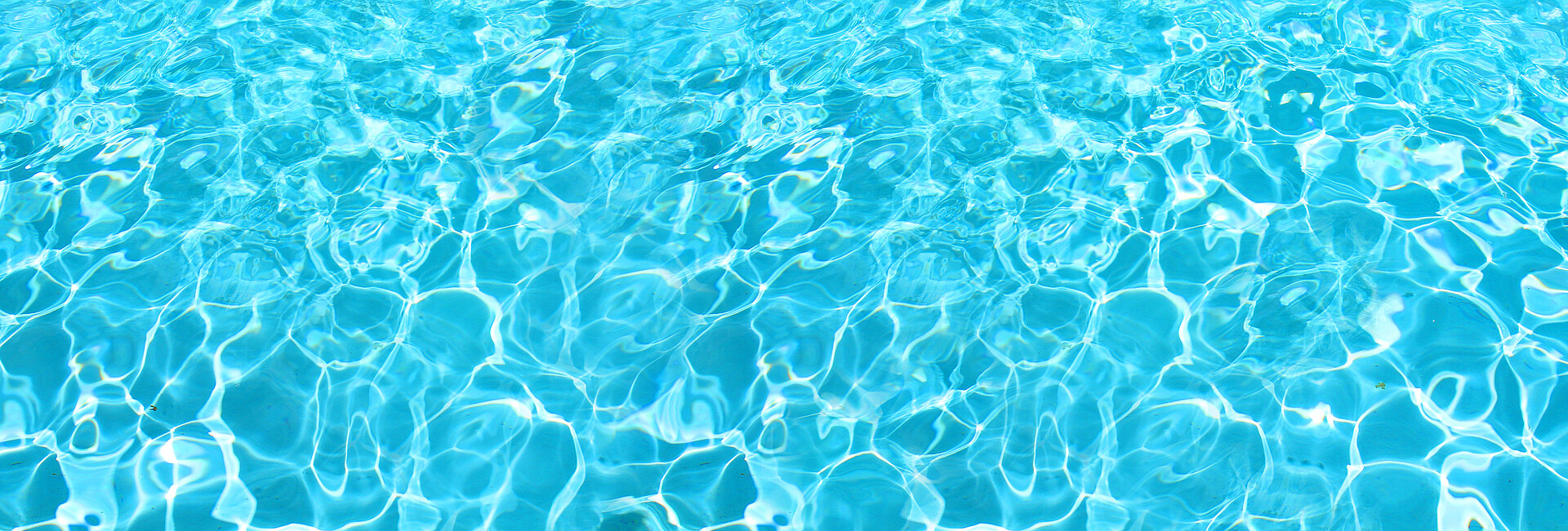 Fläche mit klarem hellblauen Wasser
