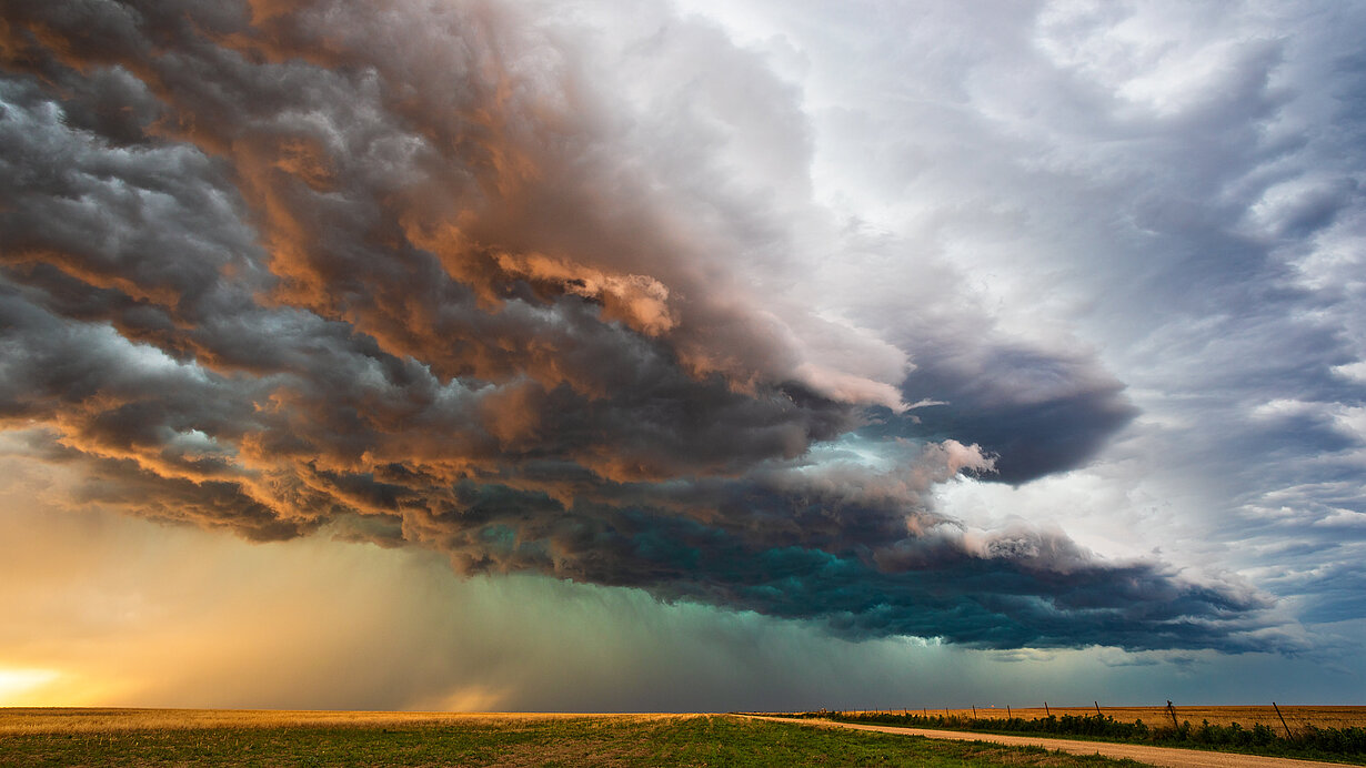 Sturmwolken über einem Feld