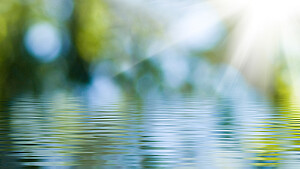 Wasseroberfläche im Sonnenlicht