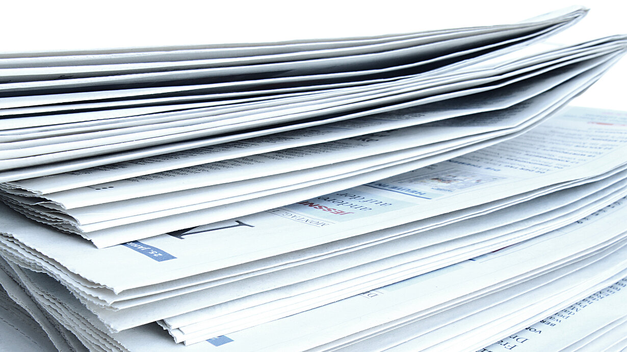 Gestapelte Zeitungen