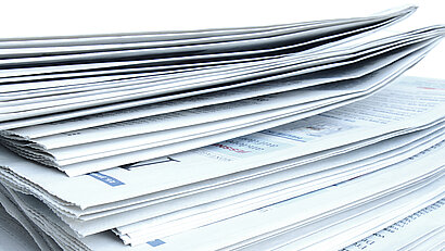 Gestapelte Zeitungen