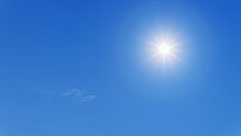 Sonne am blauen Himmel