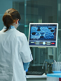 Krankenschwester gibt medizinische Berichte in einen Laborcomputer ein