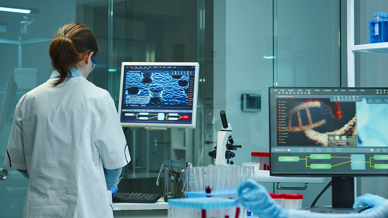 Krankenschwester gibt medizinische Berichte in einen Laborcomputer ein