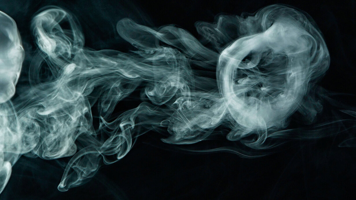 Rauchringe auf schwarzem Hintergrund