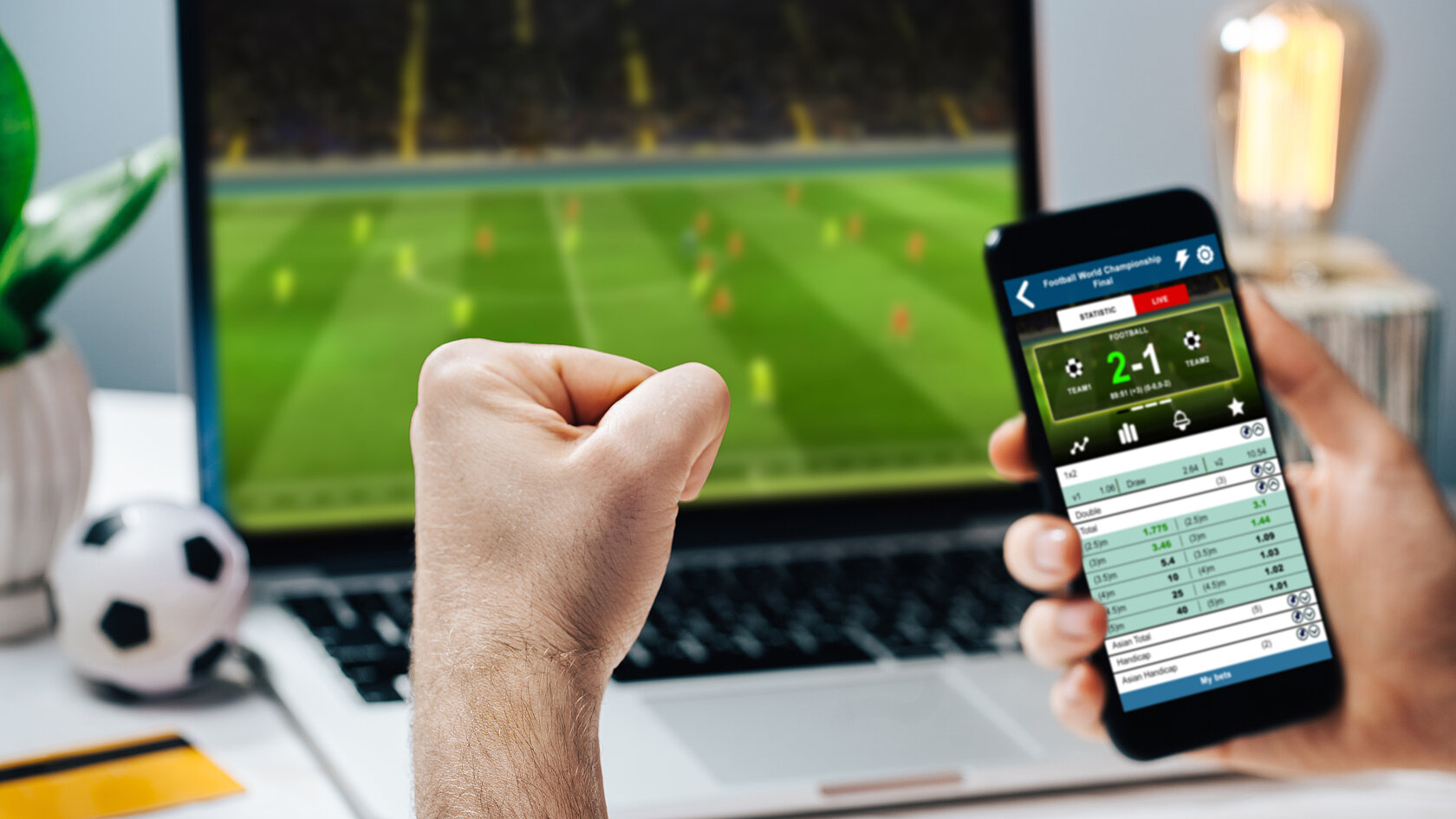 Mann schaut Fußball auf Laptop
