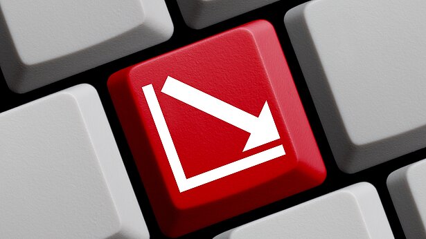 Diagramm mit Pfeil nach oben auf roter Tastatur