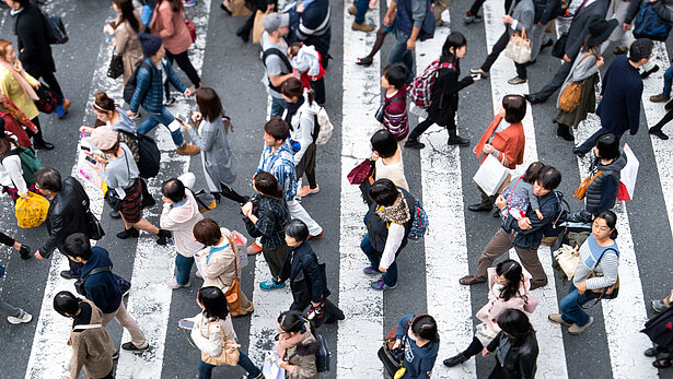 Fußgänger überqueren einen Zebrastreifen