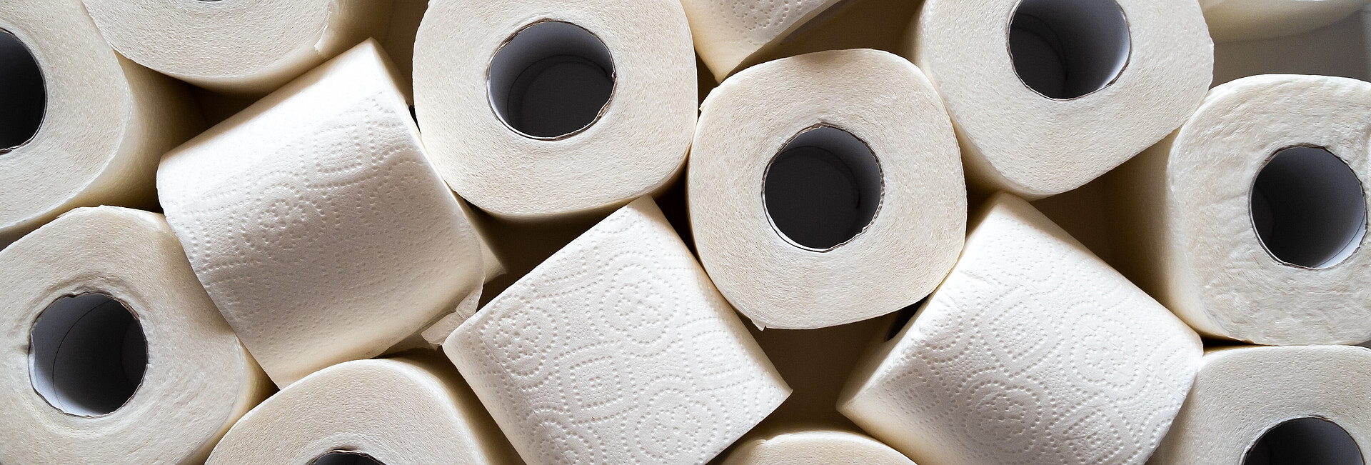 Toilettenpapierrollen auf einem Haufen