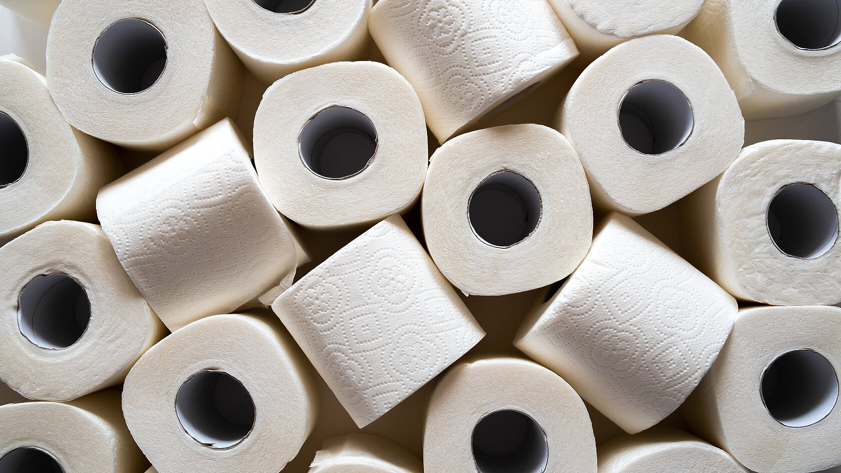 Toilettenpapierrollen auf einem Haufen