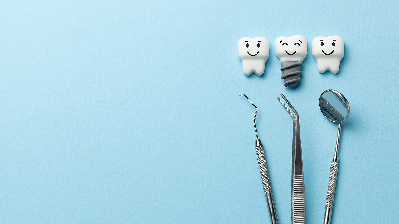 Zähne und Implantate lächeln auf blauem Hintergrund mit Zahnarztwerkzeug