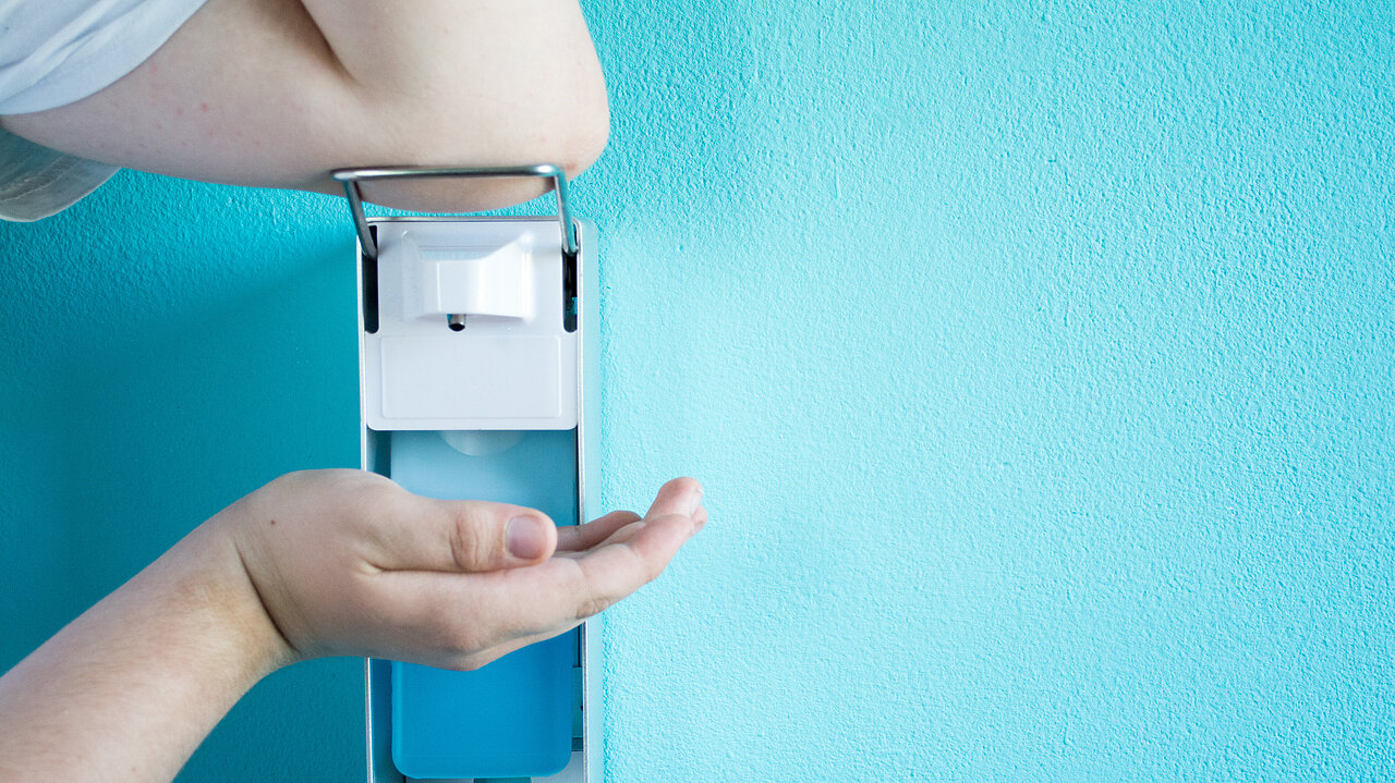 Handdesinfektionsspender mit Hand