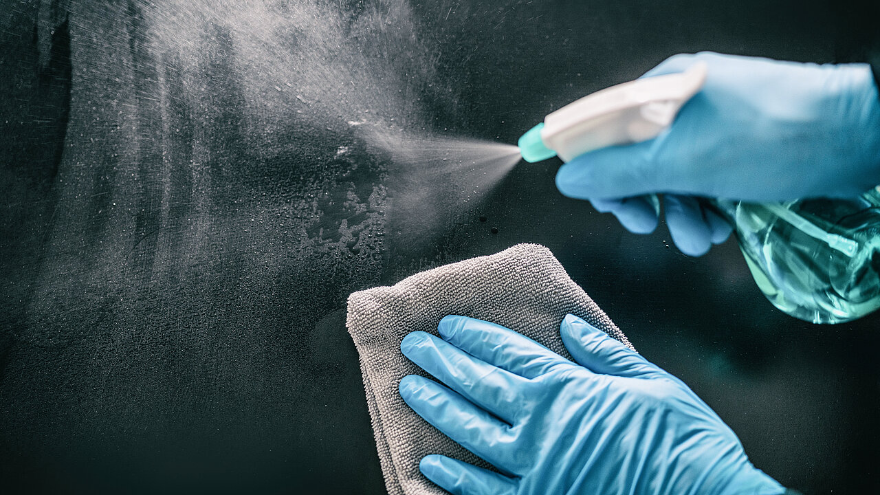 Eine Fläche wird desinfiziert