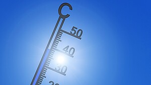 Thermometer zeigt knapp 40 Grad vor blauem Himmel und Sonnenschein