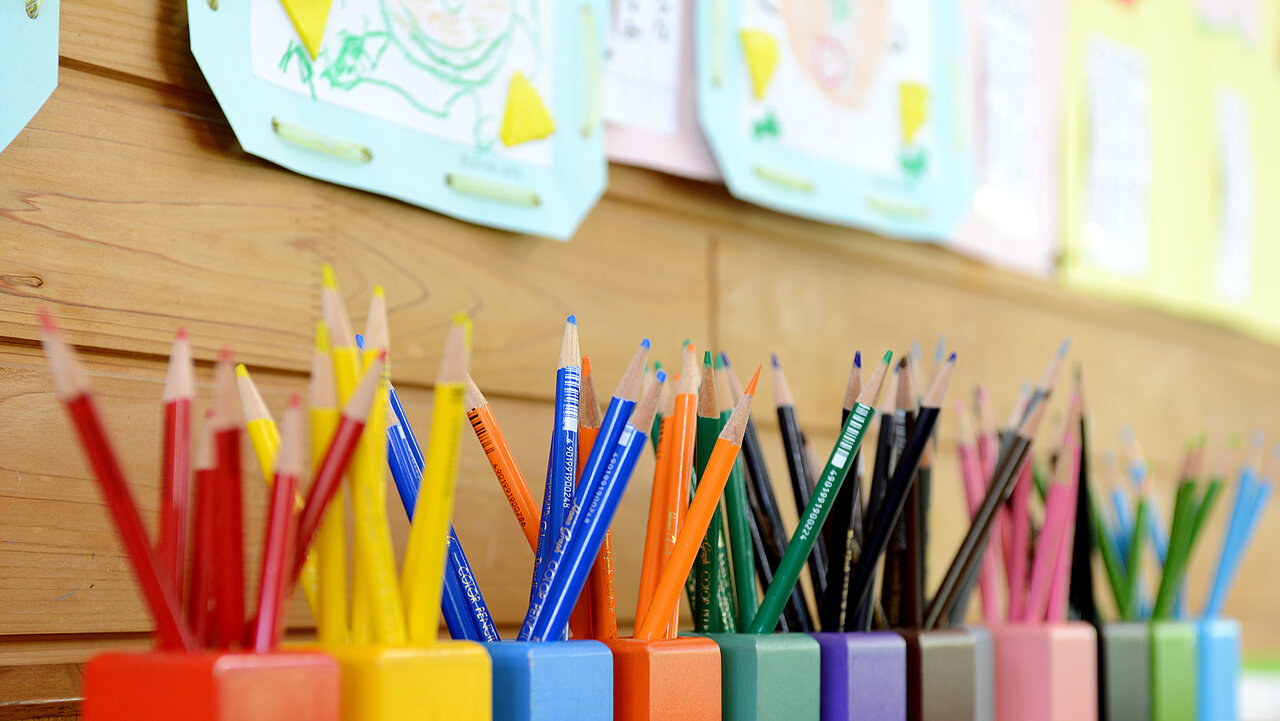 Bunte Stifte in bunten Boxen