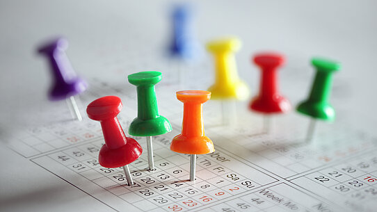 Mit Nadeln markierte Termine im Kalender