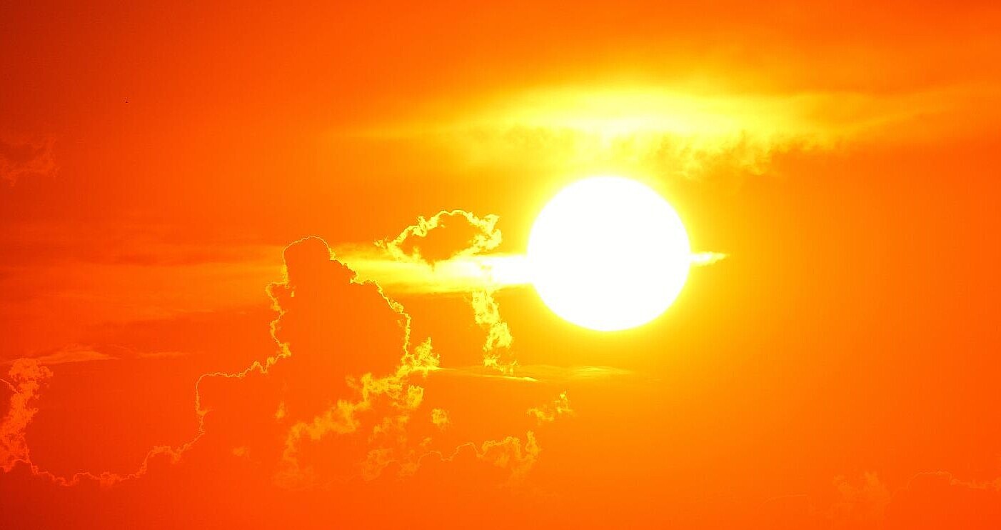 Untergehende Sonne am orange-rotem Himmel