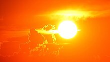 Untergehende Sonne am orange-rotem Himmel