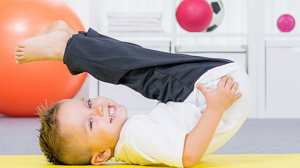 Kleiner Junge beim Turnen