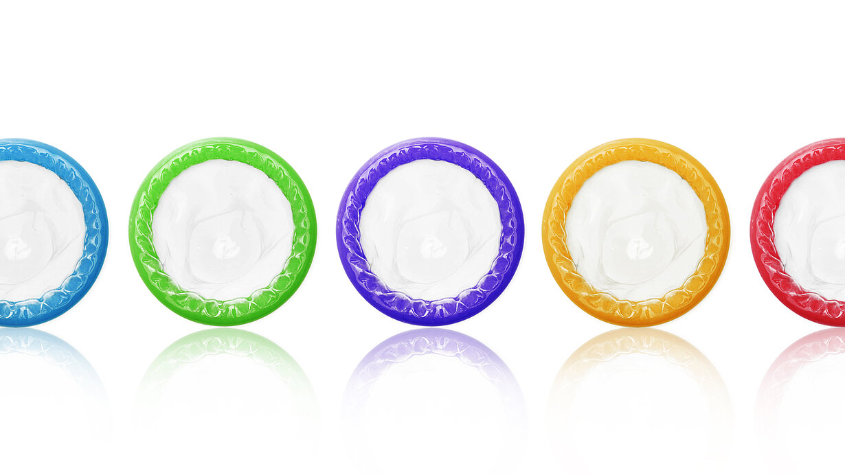 5 bunte Kondome in einer Reihe