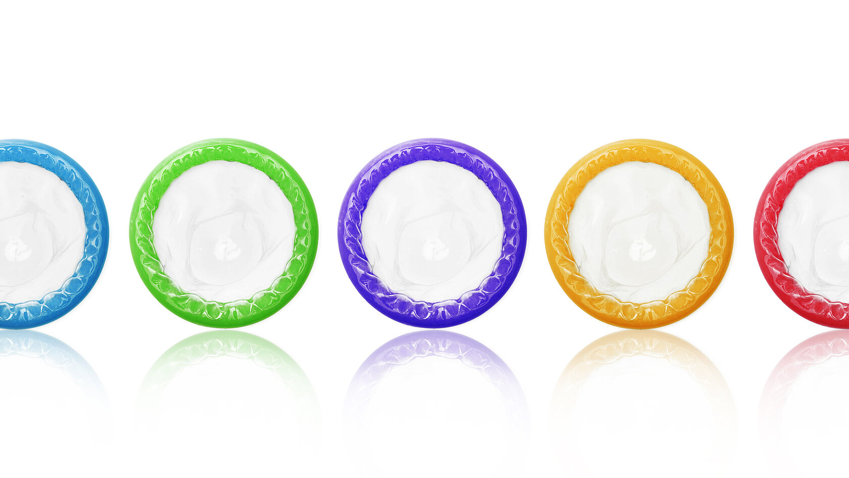 5 bunte Kondome in einer Reihe