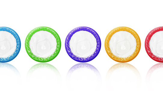 5 bunte Kondome in einer Reihe