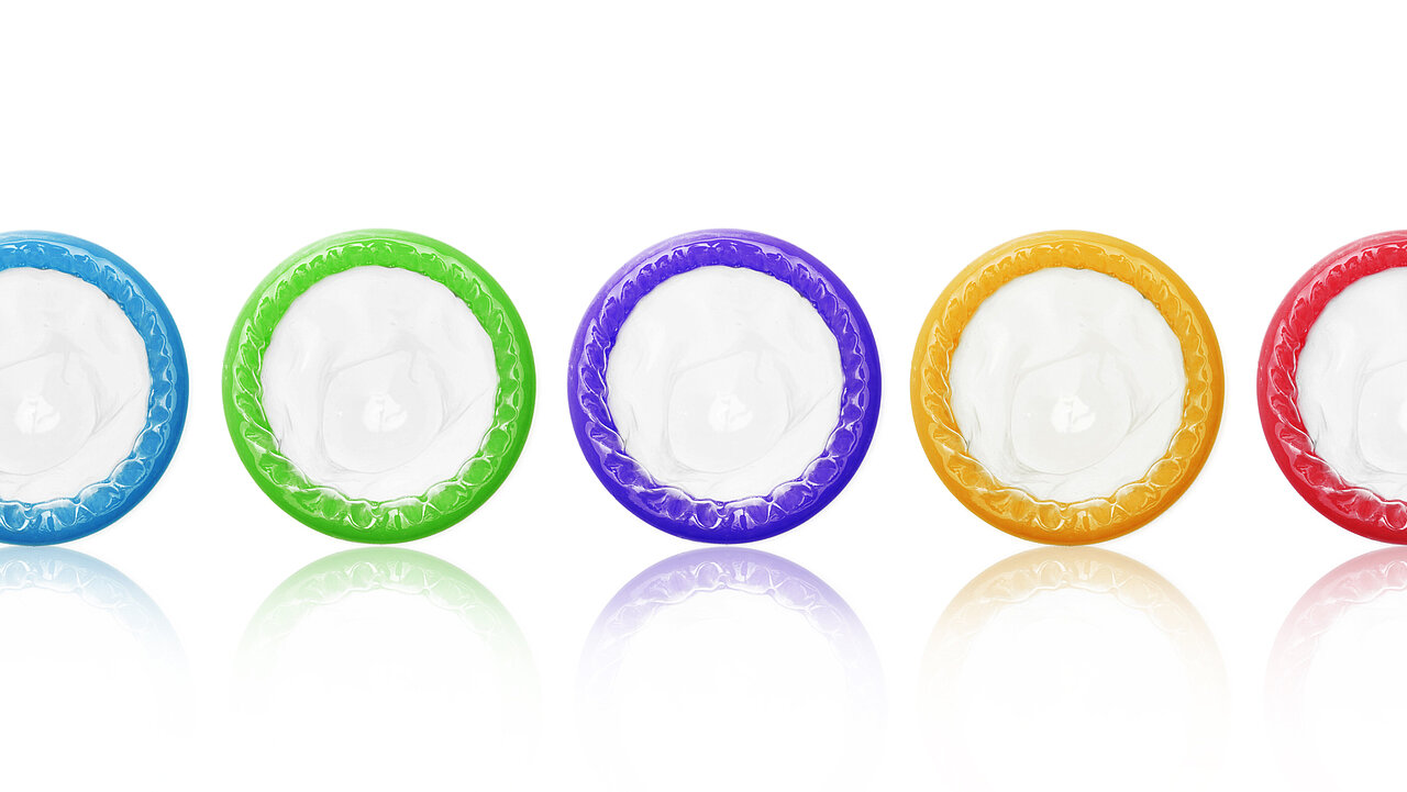 5 bunte Kondome in einer Reihe