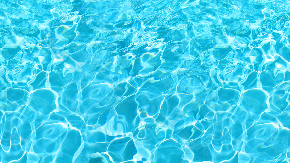 Fläche mit klarem hellblauen Wasser