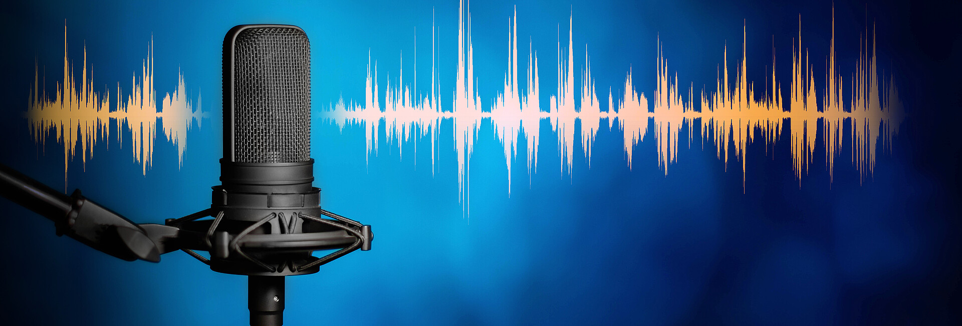 Mikrophon mit gelben Schallwellen vor blauem Hintergrund