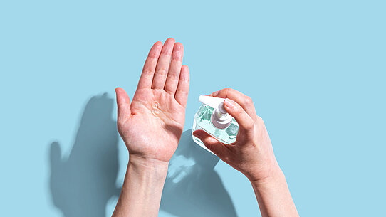 Hände benutzen Desinfektionsgel