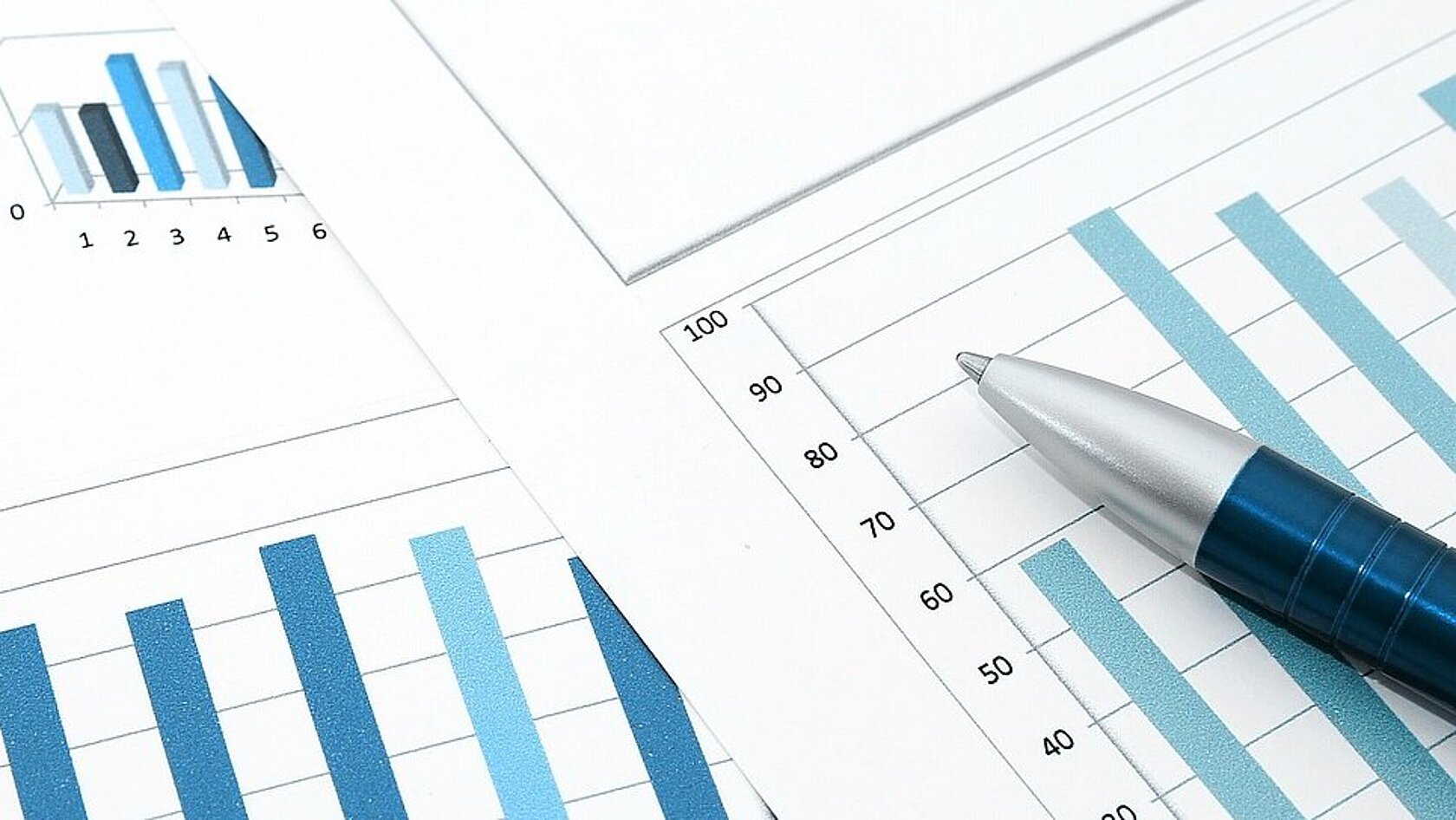 Kugelschreiber auf Datenblätter mit Balkendiagramm