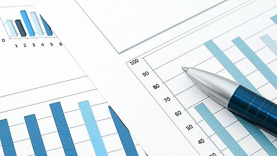 Kugelschreiber auf Datenblätter mit Balkendiagramm