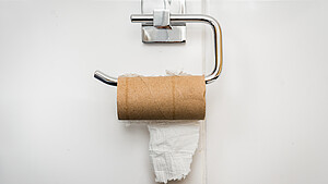 Leere Toilettenpapierrolle auf Halter