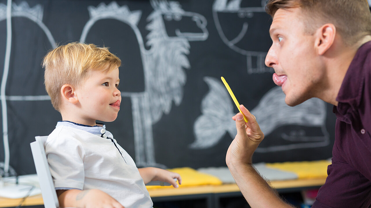 kleiner Junge bei der Sprachtherapeutensitzung