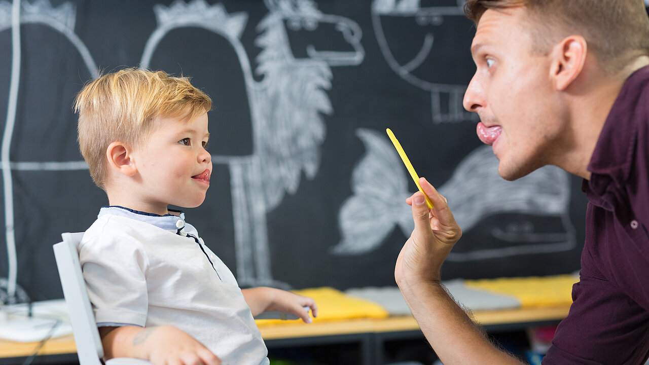kleiner Junge bei der Sprachtherapeutensitzung