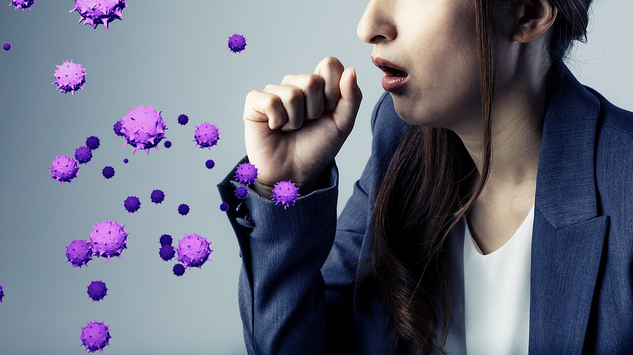 Frau hustet imaginäre Viren aus