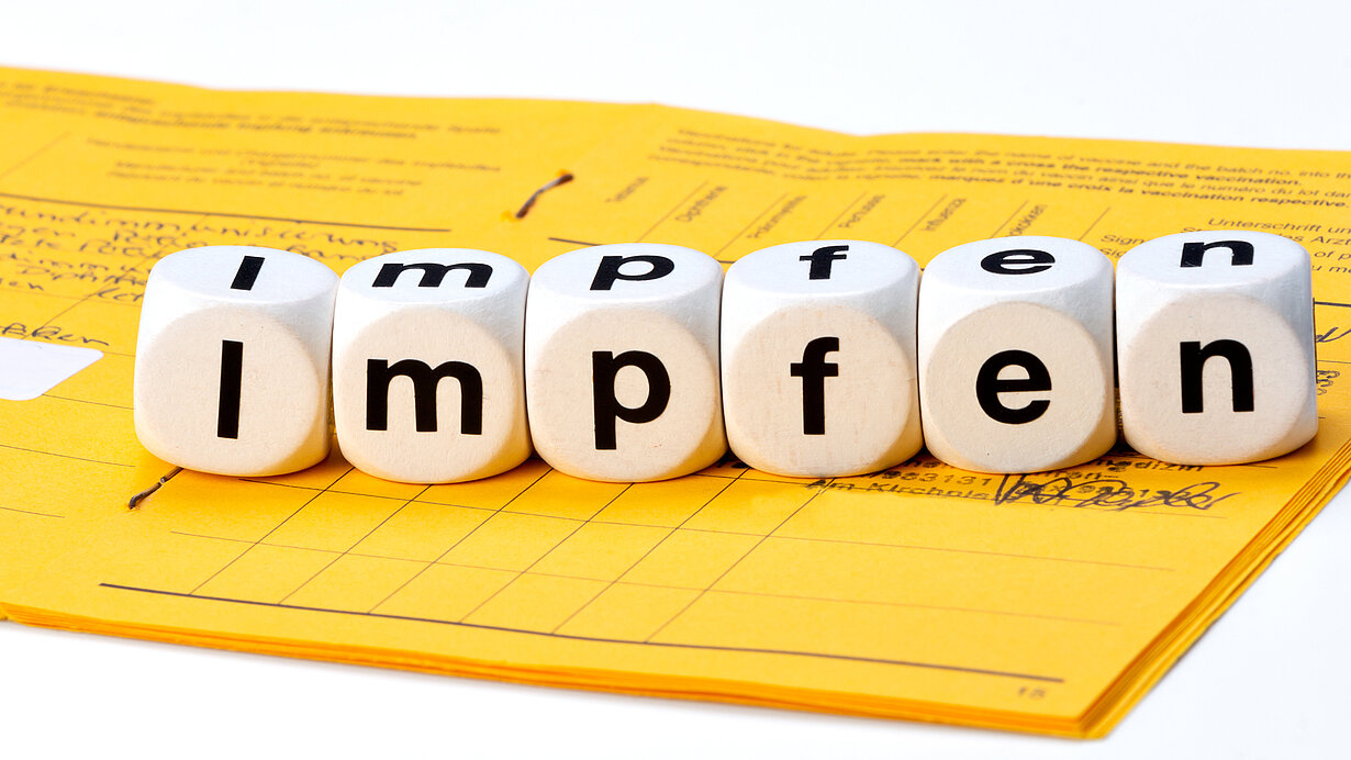 5 Würfel bilden das Wort "impfen"