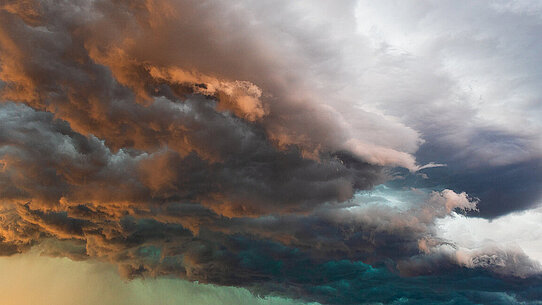 Dunkle Wolken am Himmel.