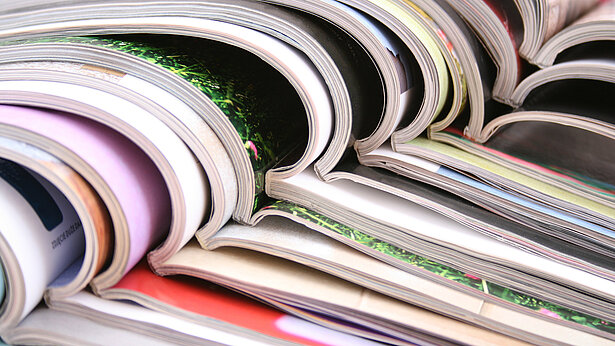 Geöffnete Zeitschriften auf einem Stapel