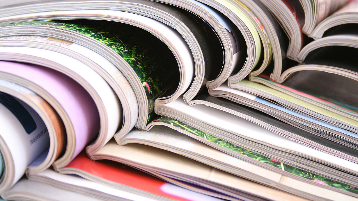 Geöffnete Zeitschriften auf einem Stapel