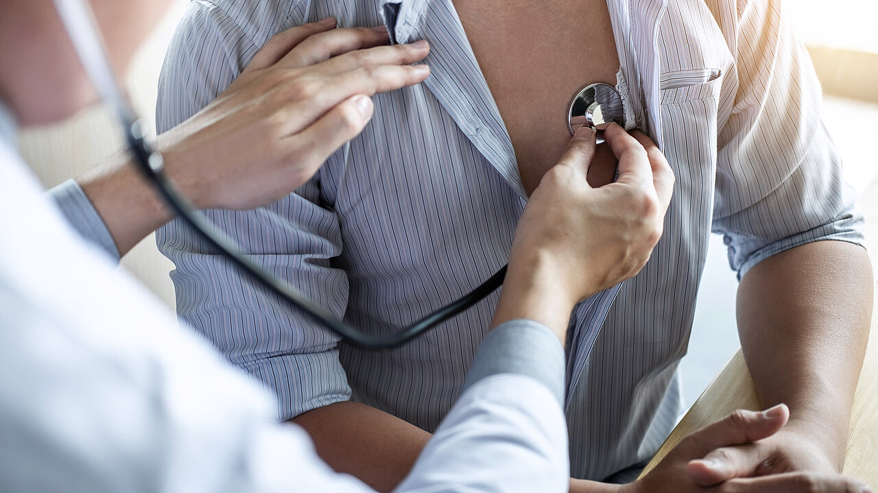 Arzt untersucht Patient mit dem Stethoskop