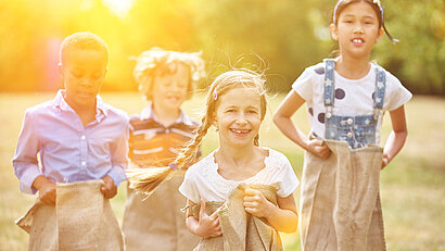 Kindergruppe beim Sackhüpfen