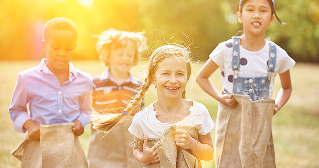 Kindergruppe beim Sackhüpfen