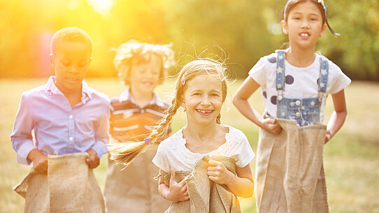 Kindergruppe beim Sackhüpfen