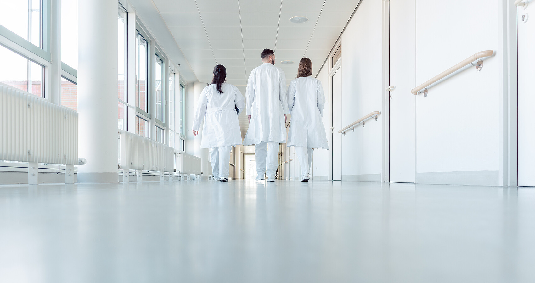 Eine Gruppe Mediziner läuft einen Krankenhausflur entlang