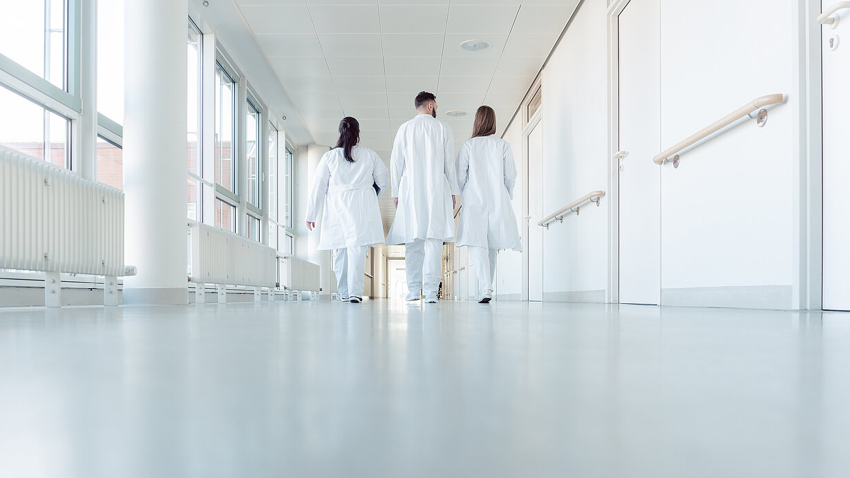 Eine Gruppe Mediziner läuft einen Krankenhausflur entlang