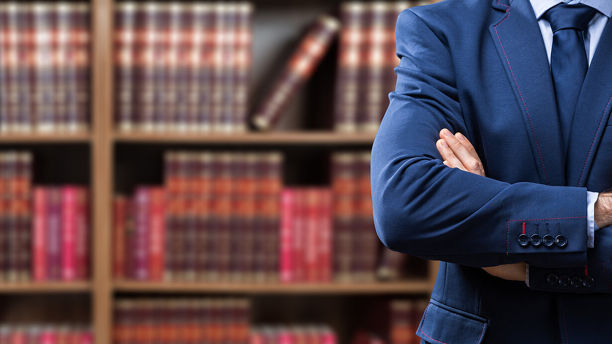 Rumpfansicht eines Anwalts vor einem Bücherregal