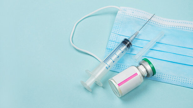 Verschiedene Utensilien zur Schutzimpfung