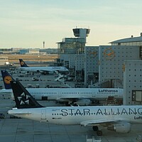 Flughafen mit mehreren Flugzeugen